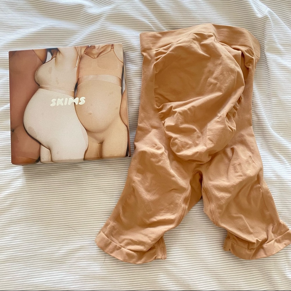 SKIMS Sculpting Mid Thigh Maternity Shorts in Ochre S/M